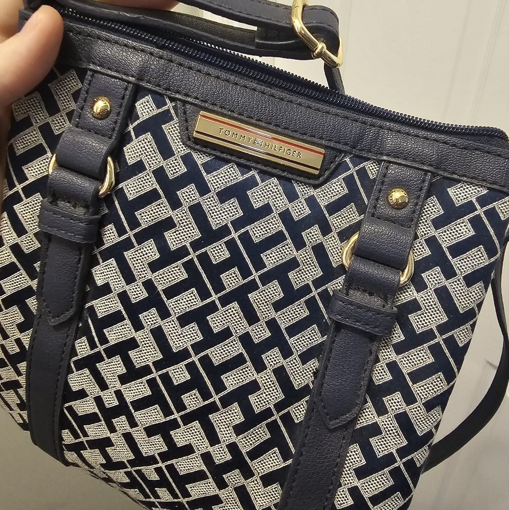 TOMMY HILFIGER CROSSBODY PURSE *bogo